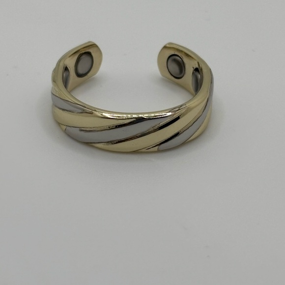 Jewelry - Elegant Two-Tone Ring